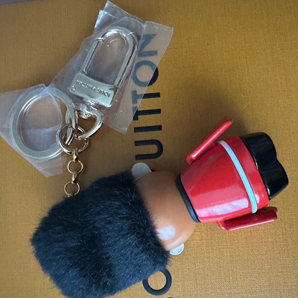Louis Vuitton Gaston Soldier Guard Bag CharmKeychain - Picture 3 of 3